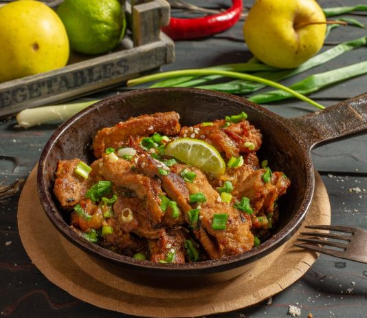 Пикантная свинина с яблоками на сковороде