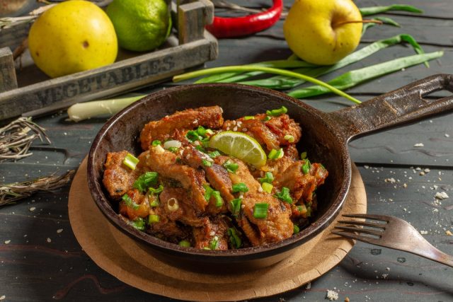 Пикантная свинина с яблоками на сковороде Пикантная свинина с яблоками на сковороде