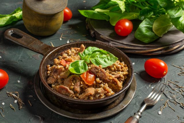 Пряная диетическая гречка с мясом на сковороде Пряная диетическая гречка с мясом на сковороде