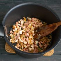 Обжариваем мясо с луком ещё несколько минут