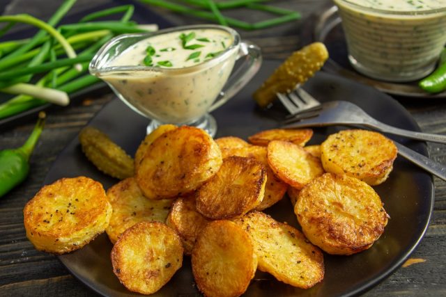 Тающий запеченный картофель с соусом тартар Тающий запеченный картофель с соусом тартар