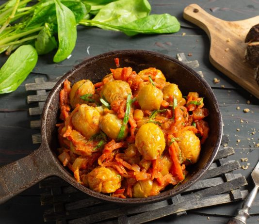 Тушеная брюссельская капуста с овощами