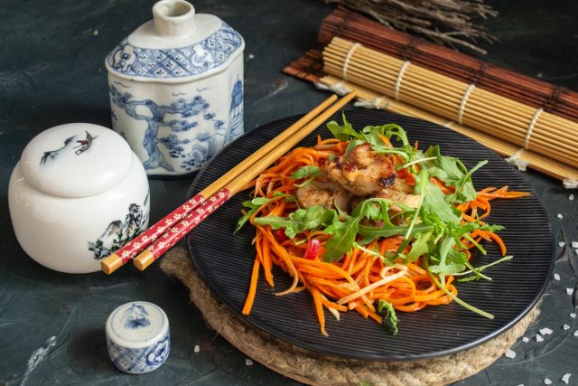 Тёплый салат с курицей, морковью и сельдереем Тёплый салат с курицей, морковью и сельдереем
