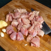 Нарезаем мясо, очищаем имбирь и чеснок