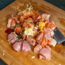 Натираем имбирь и чеснок на мелкой тёрке, приправляем мясо