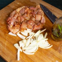 Перемешиваем мясо с приправами, поливаем оливковым маслом, нарезаем репчатый лук