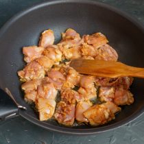 Выкладываем курицу на разогретую сковородку и обжариваем