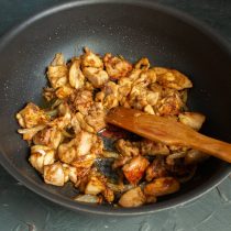 Готовим мясо с луком, вливаем уксус и выпариваем