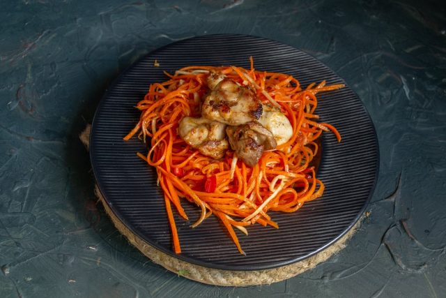Выкладываем на тарелку овощи и курицу