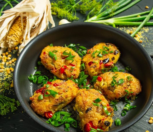 Вегетарианские котлеты с полентой и овощами