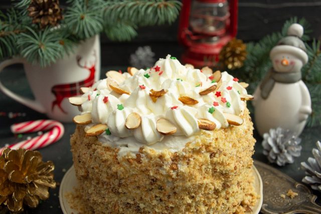 Праздничный бисквитный торт с заварным кремом и взбитыми сливками