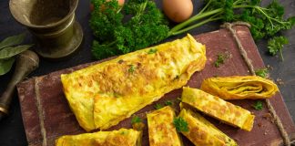 Быстрый рулет из лаваша с фаршем и сыром