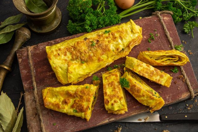 Быстрый рулет из лаваша с фаршем и сыром