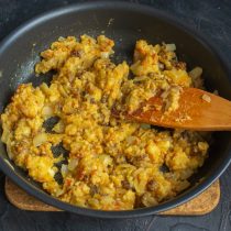 Добавляем мясной фарш