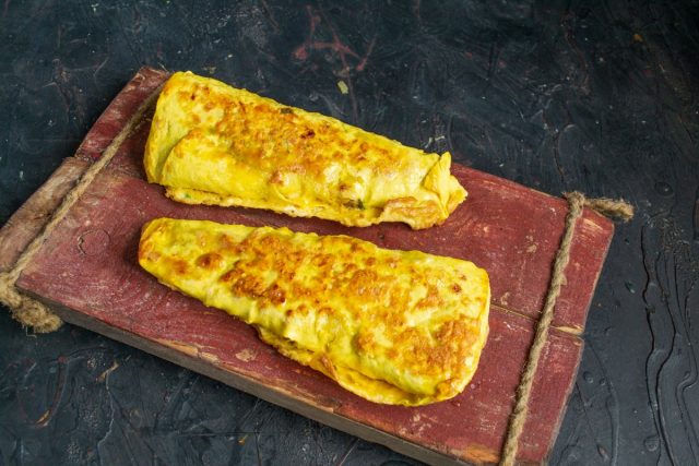 Быстрый рулет из лаваша с фаршем и сыром готов