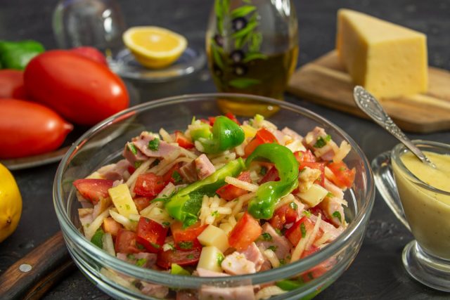Быстрый салат с ветчиной, помидорами, сыром и лимонным майонезом Быстрый салат с ветчиной, помидорами, сыром и лимонным майонезом