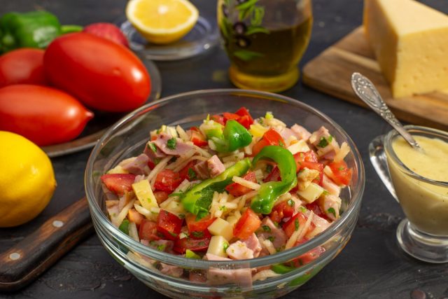 Быстрый салат с ветчиной, помидорами, сыром и домашним лимонным майонезом