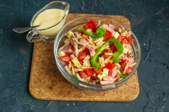 Салат с ветчиной, помидорами, сыром и лимонным майонезом готов