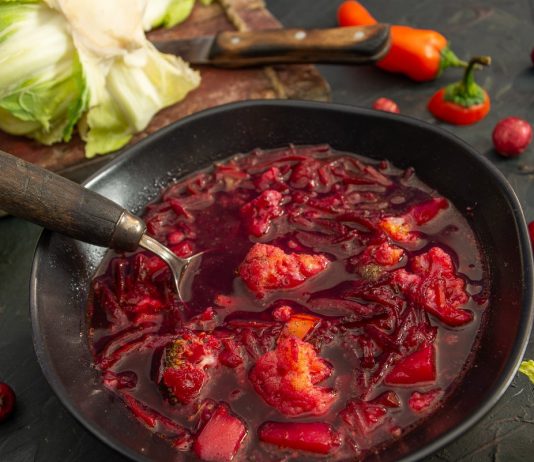 Густой красный борщ с цветной капустой и клюквой - Рецепты Густой красный борщ с цветной капустой и клюквой