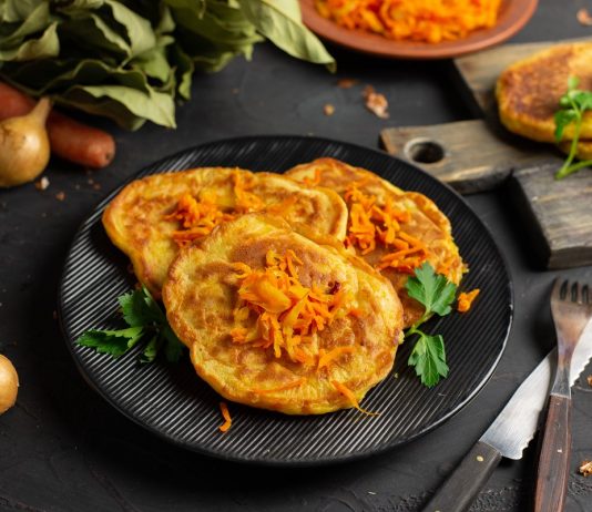 Несладкие панкейки с луком и морковью