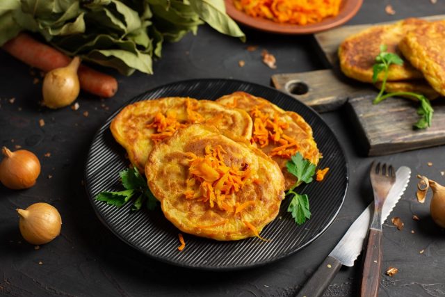 Несладкие панкейки с луком и морковью