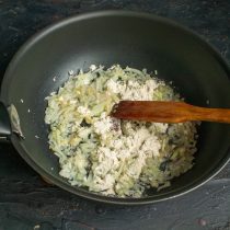 Насыпаем муку и обжариваем с луком
