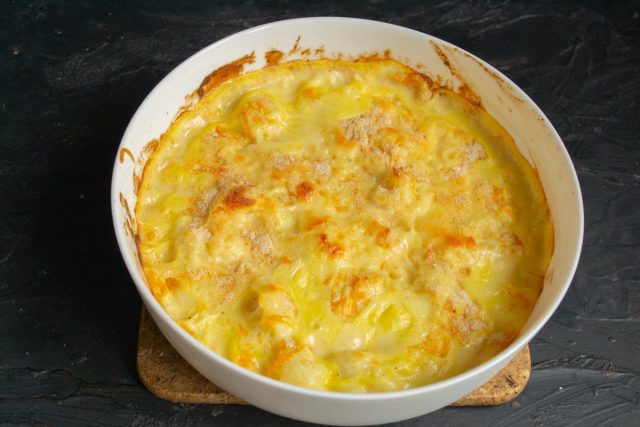 Нежная запеканка с цветной капустой и тыквой готова