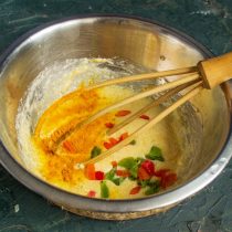 Насыпаем молотую куркуму и порезанные разноцветные цукаты Насыпаем молотую куркуму и порезанные разноцветные цукаты