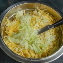 Репчатый лук режем очень мелко