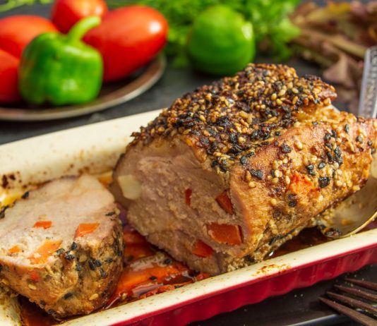 Сочная свинина, запеченная с кунжутом и горчицей в духовке