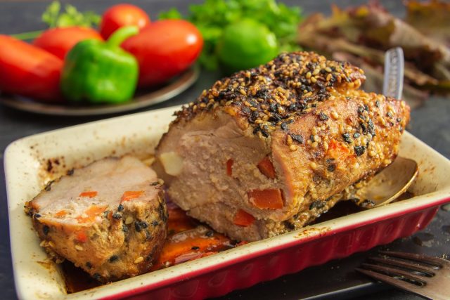 Сочная свинина, запеченная с кунжутом и горчицей в духовке