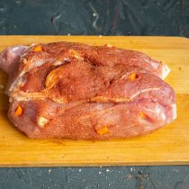 Натираем кусок мяса специями со всех сторон
