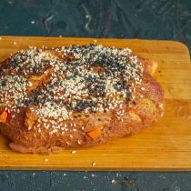 Обваливаем мясо в кунжутных семечках