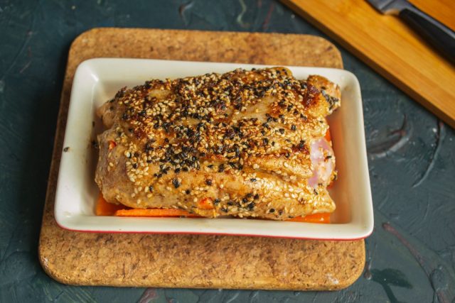 Кладём обжаренное мясо на морковку