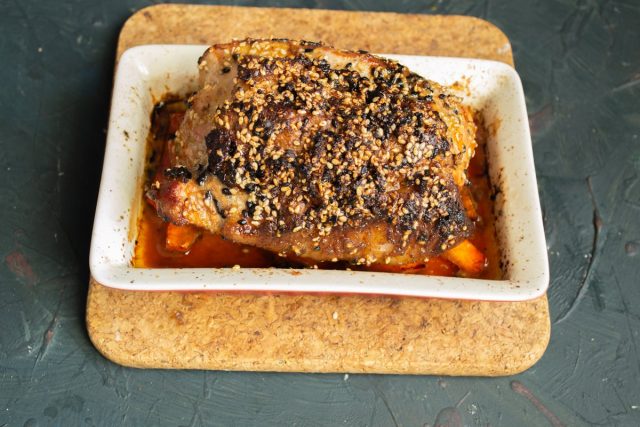Форму с мясо отправляем в духовой шкаф