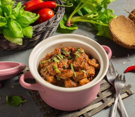 Тхабо, или свинина в кокосовом молоке, с рассыпчатым рисом