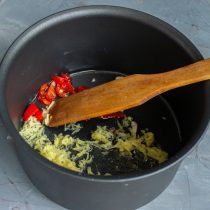 Обжариваем имбирь, чеснок и чили 