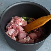 Добавляем мясо, обжариваем на сильном огне 2-3 минуты