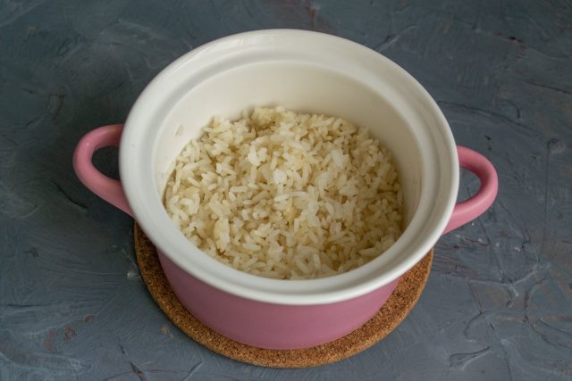 Выкладываем рис в глубокую миску 