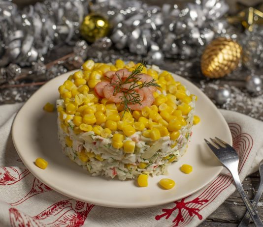 Вегетарианский салат с кальмарами и кукурузой