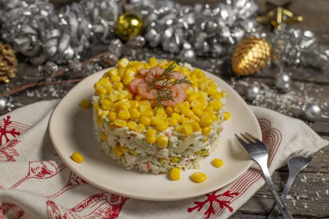 Вегетарианский салат с кальмарами и кукурузой Вегетарианский салат с кальмарами и кукурузой