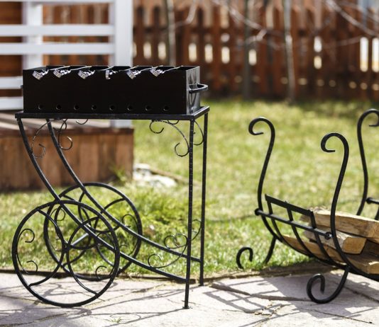 Кованые мангалы на участке — фото