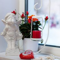 Белый кованый подсвечник