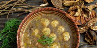 Густой грибной суп из сушеных боровиков с куриными фрикадельками