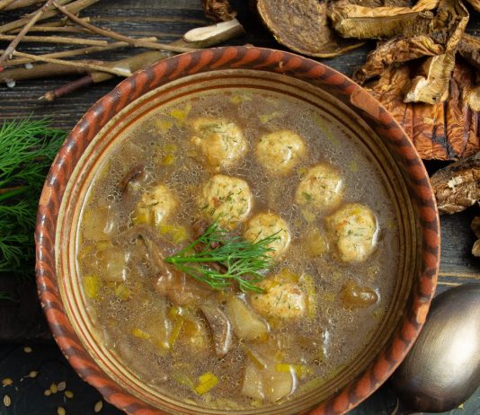 Густой грибной суп из сушеных боровиков с куриными фрикадельками - Рецепты Густой грибной суп из сушеных боровиков с куриными фрикадельками