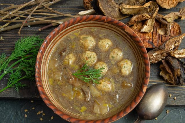 Густой грибной суп из сушеных боровиков с куриными фрикадельками
