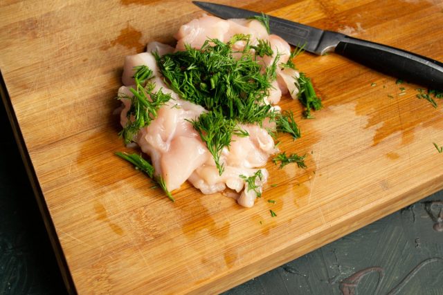 Филе куриной грудки нарезаем кубиками, добавляем укроп