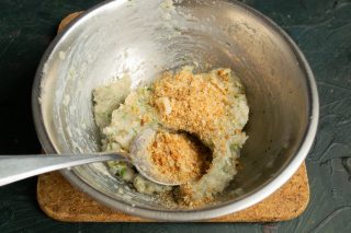 Насыпаем молотые сухари, солим и перчим, вымешиваем фарш