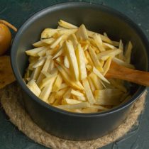 Режем репу кубиками, кладём к обжаренному луку