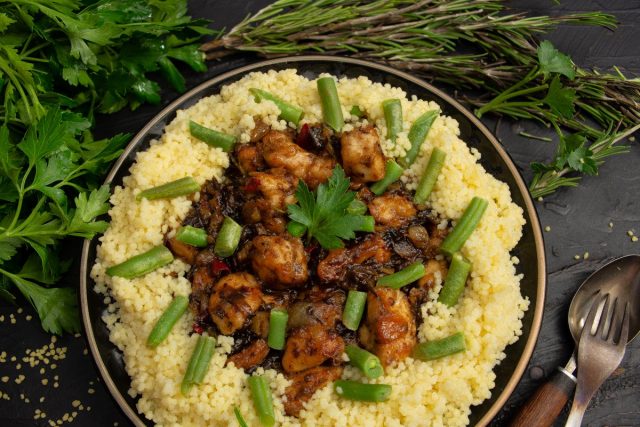 Куриная грудка с кускусом и сухофруктами — блюдо за 30 минут Куриная грудка с кускусом и сухофруктами — блюдо за 30 минут